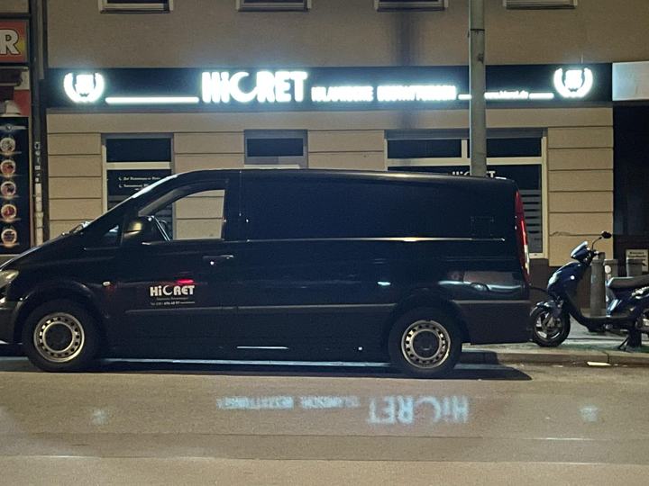 Unser Geschäft an der Hermannstr. 18 am Abend